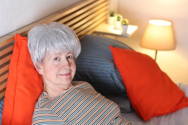 Madura Mujer Pelo Gris Que Relaja Cama Durante Autoaislamiento Casa — Foto de Stock