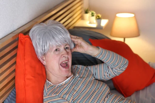 Ώριμη Γκρίζα Μαλλιά Γυναίκα Ξαπλωμένη Στο Κρεβάτι Κατά Διάρκεια Της — Φωτογραφία Αρχείου