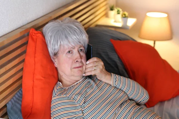 Ώριμη Γκρίζα Μαλλιά Γυναίκα Μιλάμε Από Τηλέφωνο Ενώ Χαλαρώνοντας Στο — Φωτογραφία Αρχείου