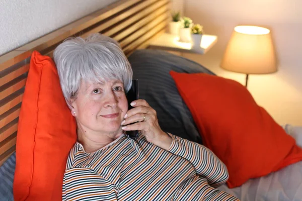 Ώριμη Γκρίζα Μαλλιά Γυναίκα Μιλάμε Από Τηλέφωνο Ενώ Χαλαρώνοντας Στο — Φωτογραφία Αρχείου
