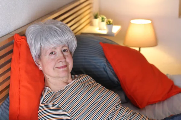Ώριμη Γκρίζα Μαλλιά Γυναίκα Χαλαρώνοντας Στο Κρεβάτι Κατά Διάρκεια Της — Φωτογραφία Αρχείου