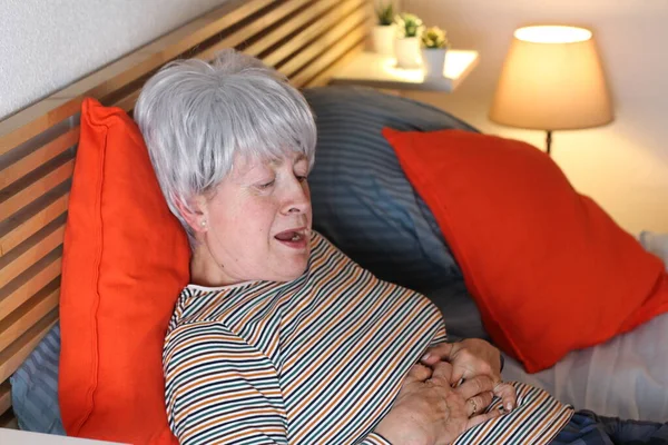 Volwassen Grijs Harige Vrouw Liggend Bed Tijdens Zelf Isolatie Thuis — Stockfoto