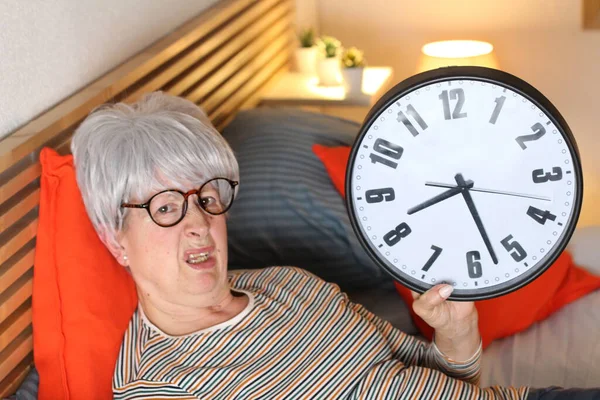 Mature Grey Haired Woman Showing Big Clock While Relaxing Bed — Stock Photo, Image