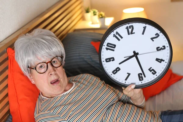 Зрелая Седовласая Женщина Показывает Большие Часы Время Отдыха Постели Время — стоковое фото