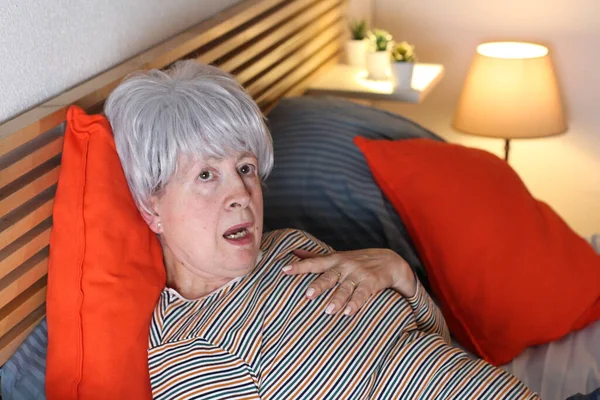 Femme Mûre Aux Cheveux Gris Couchée Lit Pendant Son Isolement — Photo