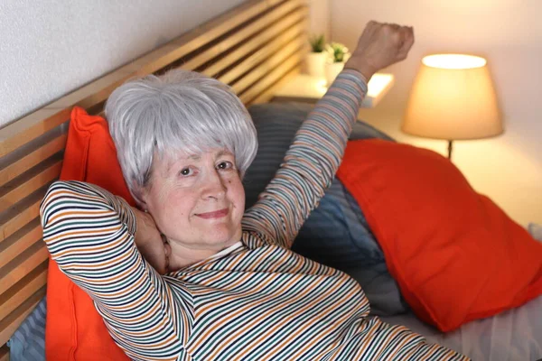 Olgun Gri Saçlı Kadın Evde Yalnızlık Çekerken Yatakta Geriniyor — Stok fotoğraf