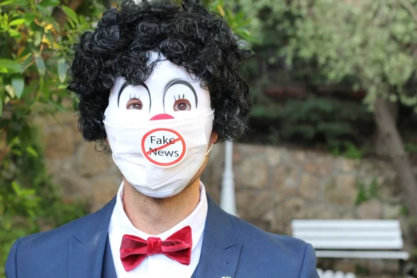 Närbild Porträtt Brudgummen Clown Mask Med Täckt Mun Och Falska — Stockfoto