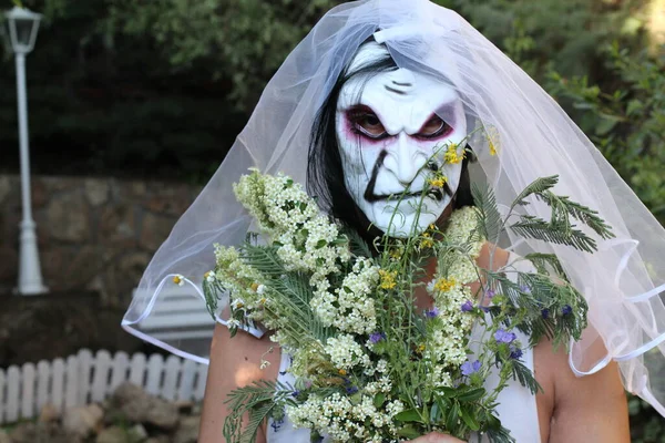 Portrait Gros Plan Mariée Dans Masque Horreur Avec Bouquet Nuptial — Photo