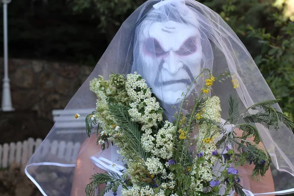 Close Portret Van Bruid Horror Masker Met Bruidsboeket Jurk Groene — Stockfoto