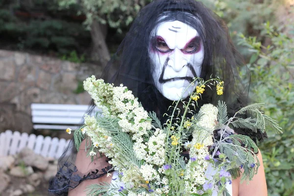 Retrato Cercano Novia Máscara Terror Con Bouquet Novia Vestido Jardín — Foto de Stock