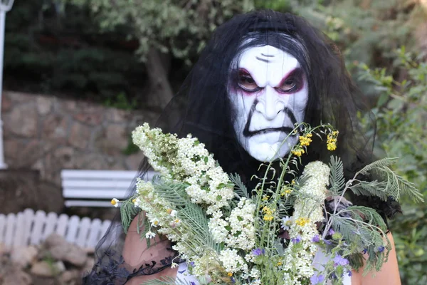Retrato Cercano Novia Máscara Terror Con Bouquet Novia Vestido Jardín — Foto de Stock