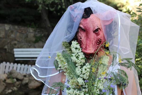 Close Portret Van Bruid Horror Masker Met Bruidsboeket Jurk Groene — Stockfoto