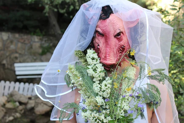 Close Πορτρέτο Της Νύφης Μάσκα Τρόμου Νυφικό Μπουκέτο Και Φόρεμα — Φωτογραφία Αρχείου