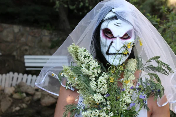 Portrait Gros Plan Mariée Dans Masque Horreur Avec Bouquet Nuptial — Photo