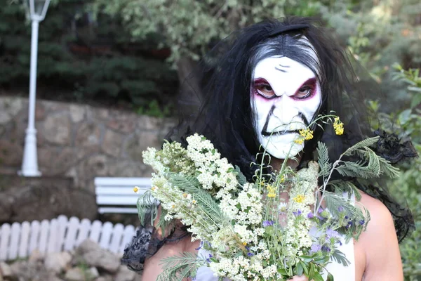 Närbild Porträtt Brud Skräck Mask Med Brudbukett Och Klänning Grön — Stockfoto