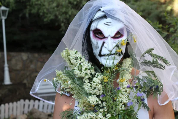 Retrato Cercano Novia Máscara Terror Con Bouquet Novia Vestido Jardín — Foto de Stock