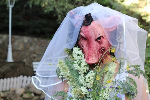 Close Portret Van Bruid Horror Masker Met Bruidsboeket Jurk Groene — Stockfoto