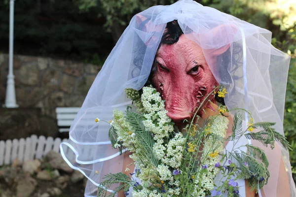 Ritratto Ravvicinato Della Sposa Maschera Dell Orrore Con Bouquet Sposa — Foto Stock