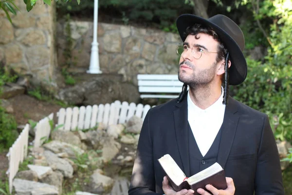 Close Retrato Belo Jovem Rabino Chapéu Tradicional Com Tanakh Fundo — Fotografia de Stock