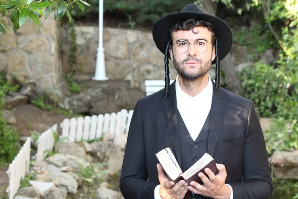 Primer Plano Retrato Joven Rabino Guapo Sombrero Tradicional Con Tanakh —  Fotos de Stock