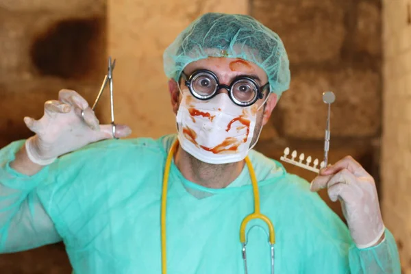 Portrait Gros Plan Médecin Maniaque Avec Des Outils Dentiste Masque — Photo