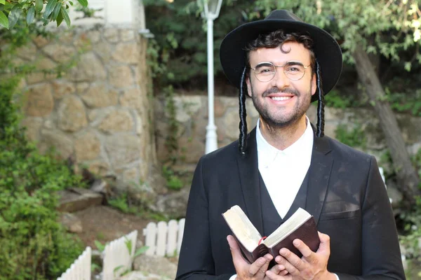 Close Portræt Flot Ung Rabbiner Traditionel Hat Med Tanakh Naturlig - Stock-foto