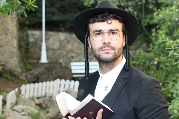 Primer Plano Retrato Joven Rabino Guapo Sombrero Tradicional Con Tanakh —  Fotos de Stock