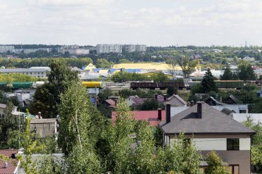 Tren ve vagonlarla şehir ve demiryolu manzarası