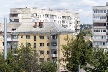 Rus avlusu manzaralı, çok katlı binalar