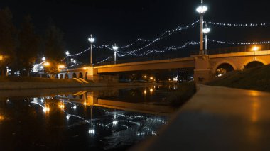 Barajdan Alexander Köprüsü 'ne ve Orlik Nehri' ne gece görüşü.
