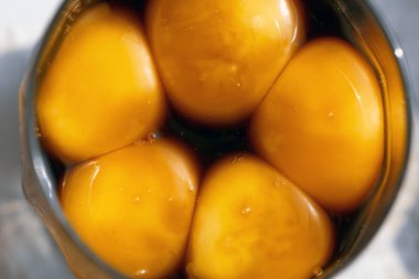 Japon salamurasında parlak yumurta sarısı, makro shot..