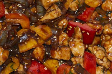 Soğanlı haşlanmış tavuk, tatlı biber ve susam tohumlu koyu sos, makro shot..