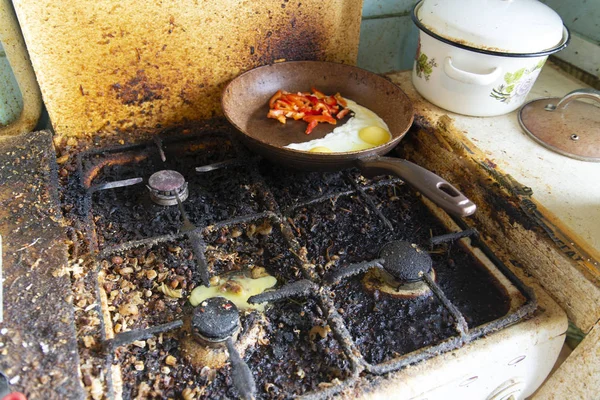 Kirli soba ve kırılmış tavuk yumurtası, arka planda kızarmış yumurta ve tatlı biber.