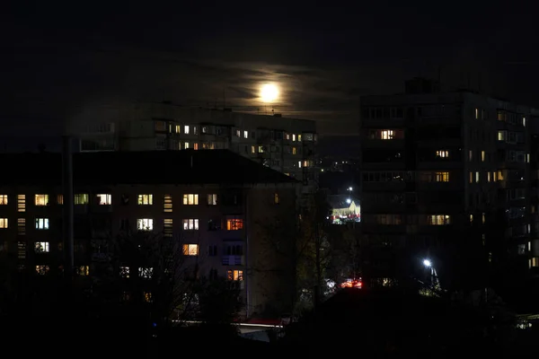 Vedere Seară Clădirilor Înalte Rusești Lumină Ferestre Luna Strălucește Din — Fotografie, imagine de stoc