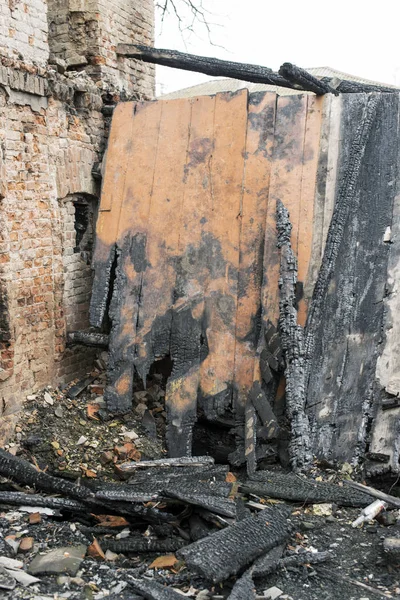 Las Paredes Casa Después Del Fuego Ladrillos Viejos Tablas Carbonizadas —  Fotos de Stock