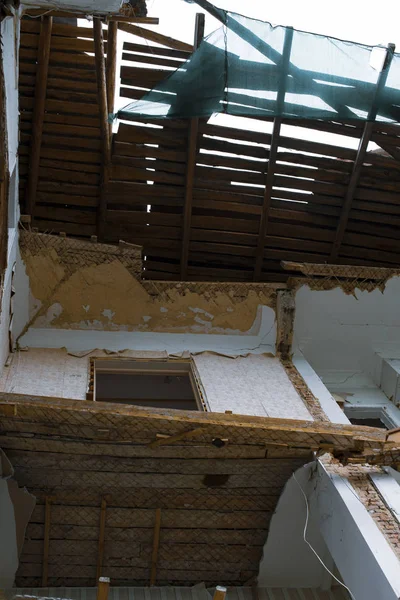 Vista Casa Destruida Desde Interior Con Suelos Madera —  Fotos de Stock