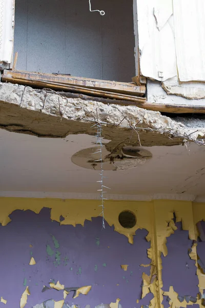 Paredes Con Pintura Pelada Una Casa Destruida —  Fotos de Stock