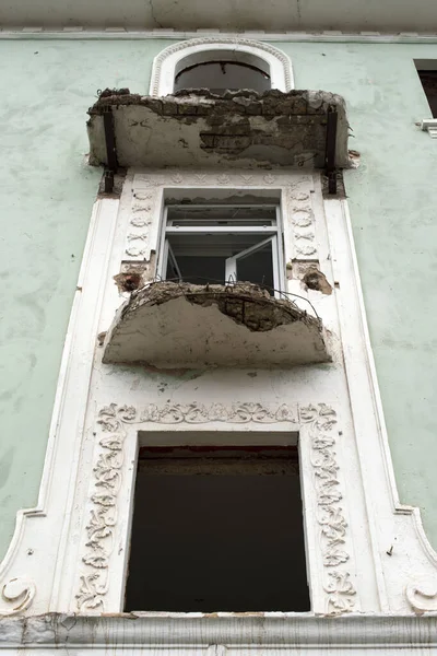 Pared Del Edificio Destruido Gran Altura Con Ventanas Sin Vidrios —  Fotos de Stock