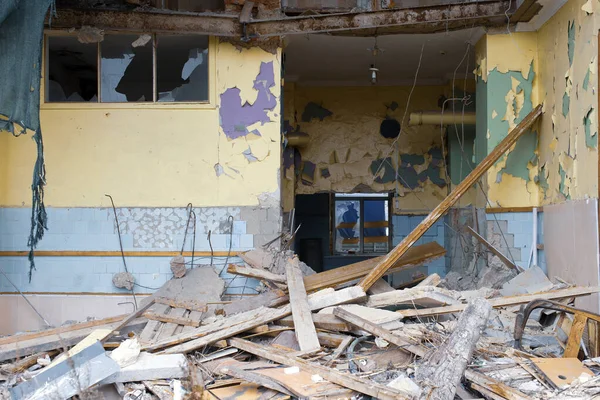 Falak Hámló Festékkel Betört Ablakok Egy Romos Elhagyatott Szobában — Stock Fotó