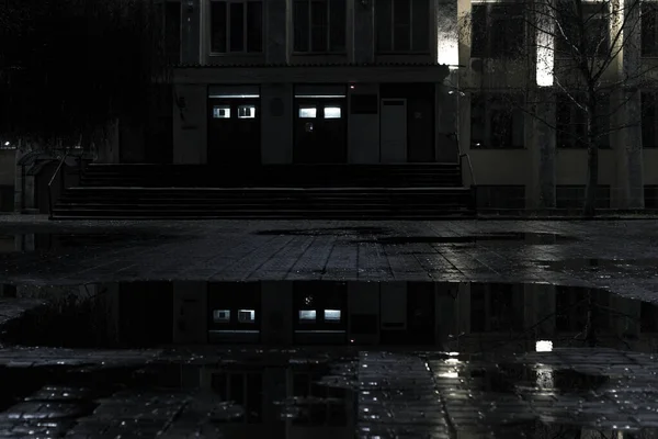 Fațada Clădirii Luminile Din Ferestre Reflectă Într Baltă Mare Noaptea — Fotografie, imagine de stoc