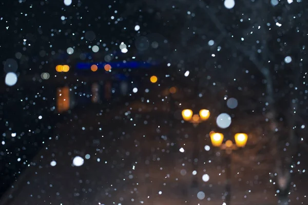 Wazig Achtergrond Met Vallende Sneeuw Prachtige Lantaarns Stad Nachts — Stockfoto