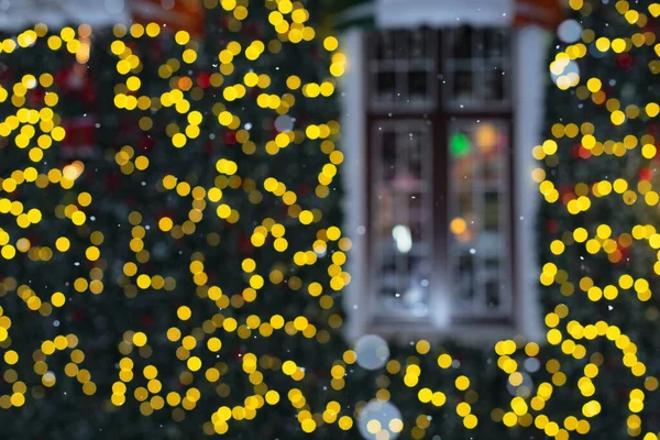 窓とクリスマスと新年の黄金のライトを持つフェスティバル装飾された壁の背景テクスチャ — ストック写真