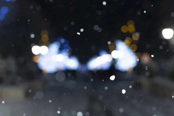 Festlig Gatubelysning Natten Mot Bakgrund Fallande Snö Jul Och Nyår — Stockfoto