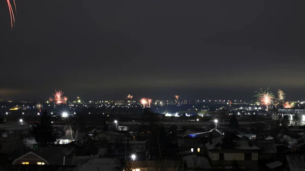 Ночной Городской Пейзаж Большим Количеством Взрывающихся Праздничных Фейерверков — стоковое фото