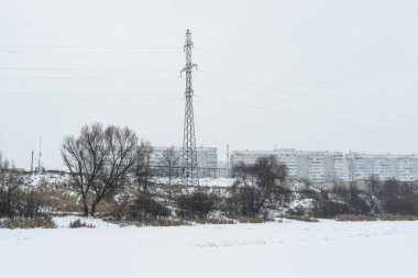 Kış kentsel Rus manzarası, yüksek binalar ve trafo kulesi, bir sürü kar..