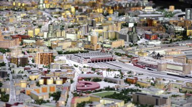 Moskova modelinde üç istasyon ve Komsomolskaya Meydanı 'nın alanı, yakın çekim.