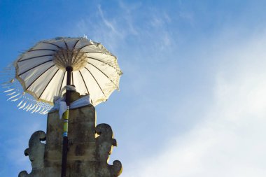 Gökyüzü arka plan üzerinde Balinese şemsiye