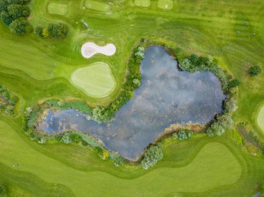 Avrupa 'da golf sahasındaki göl manzarası