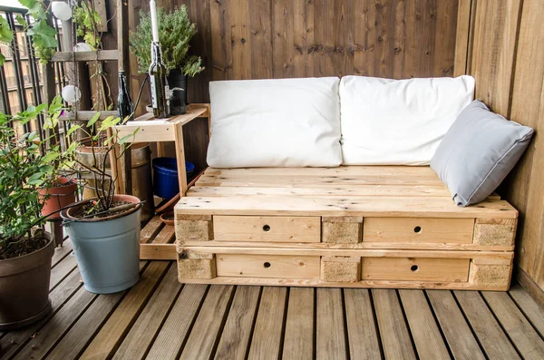 Houten Palletbank Balkon — Stockfoto