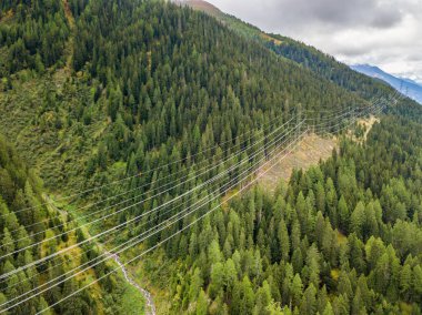 İsviçre 'nin dağlık bölgesindeki elektrik hattı direğinin hava görüntüsü